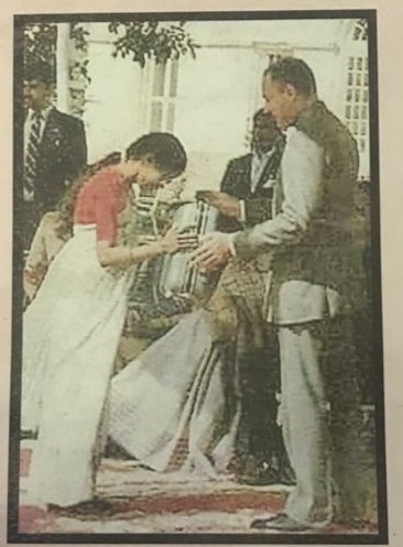 Institutional murders of #Adivasi and #Dalit students have become cyclical in India. This photo is of Adivasi student Chuni Kotal, the first woman graduate from the Lodha Sabar community in West Bengal meeting Rajiv Gandhi in 1988.