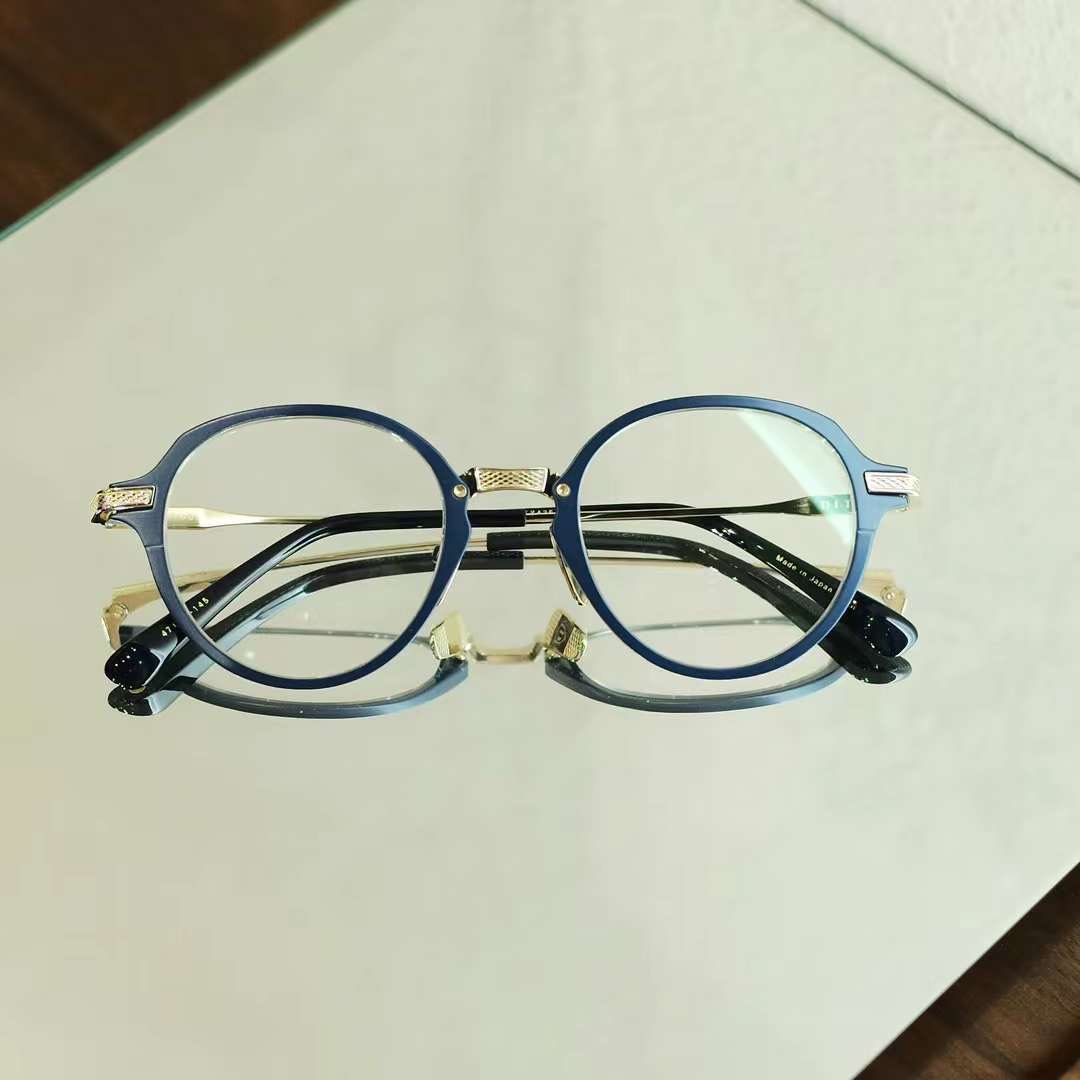 ReddotOpticAndy's tweet photo. 【 Dita Eyewear 】   

  Union Four 藍金配色

https://t.co/U5oZ3u2MT1

Reddot Optic 紅點光學

香港銅鑼灣店：軒尼詩道500號希慎廣場4樓418-419號舖 whatsapp : 67365452

九龍旺角店：洗衣街88號地下A舖 whatsapp :55457267

#ditaeyewear 
#紅點光學
#ReddotOptic https://t.co/SU0xgMWyJx