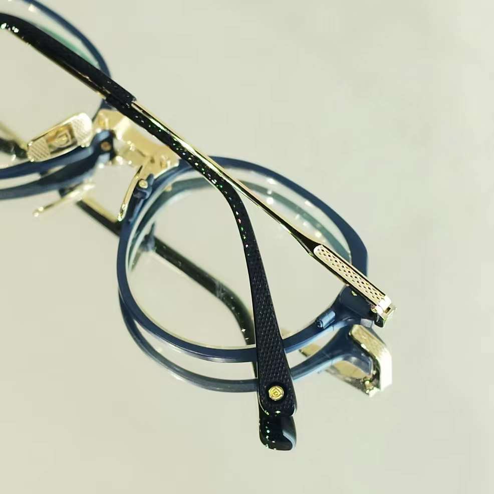 ReddotOpticAndy's tweet photo. 【 Dita Eyewear 】   

  Union Four 藍金配色

https://t.co/U5oZ3u2MT1

Reddot Optic 紅點光學

香港銅鑼灣店：軒尼詩道500號希慎廣場4樓418-419號舖 whatsapp : 67365452

九龍旺角店：洗衣街88號地下A舖 whatsapp :55457267

#ditaeyewear 
#紅點光學
#ReddotOptic https://t.co/SU0xgMWyJx