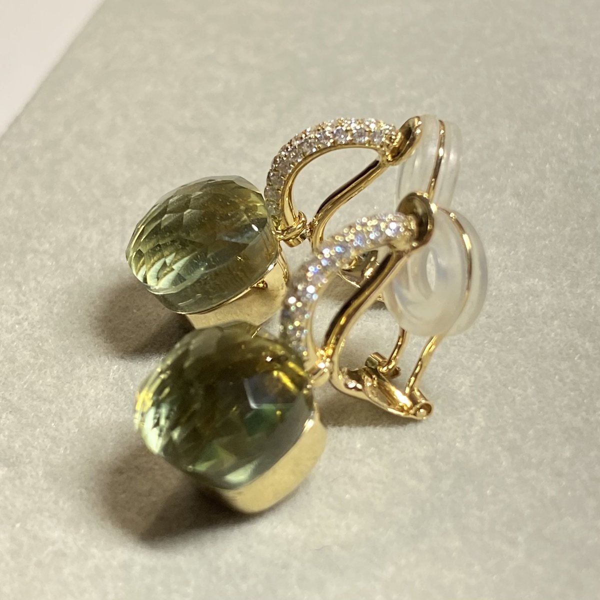 GemsRyusho's tweet photo. 忙しくてまともに投稿ができていません..が、

製作事例です。
ポメラート風がいいけれどピアスホールが無くてとおっしゃったお客様。

なかなか合うパーツもなく試行錯誤し、開発にかなり時間をかけてしまいましたが無事に完成しました。
これならピアスホールがなくても大粒の天然石を楽しめますね。

石は #プラシオライト 、#グリーンアメジスト です。一粒9ct弱ありますが、大粒でこのカットを施せる、かつ内包物がない、かつ色が美しいものはなかなか限られてきます。原石はインドの取引先に原石を直接仕入れました。3枚目の画像の物から適した物を選び、そのままジュエリー製作時に工場で石のカットもしています。

この度は御用命いただきありがとうございました。