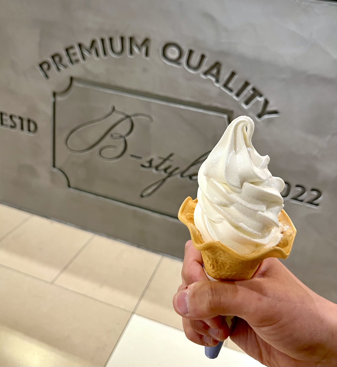 hap_chitose's tweet photo. B-style'sのびえい産ジャージ牛のソフトクリームは、濃厚なコクと旨味でクセになるおいしさです！脂肪分が4.2％ととっても高いので食べ応えも抜群です🐄🐄新千歳空港でしか食べられない限定ソフトクリーム、ぜひお試しください✈✨#CTSソフト・アイスクリーム総選挙2023　＃新千歳空港 ＃Bstyles https://t.co/90P9S511ym