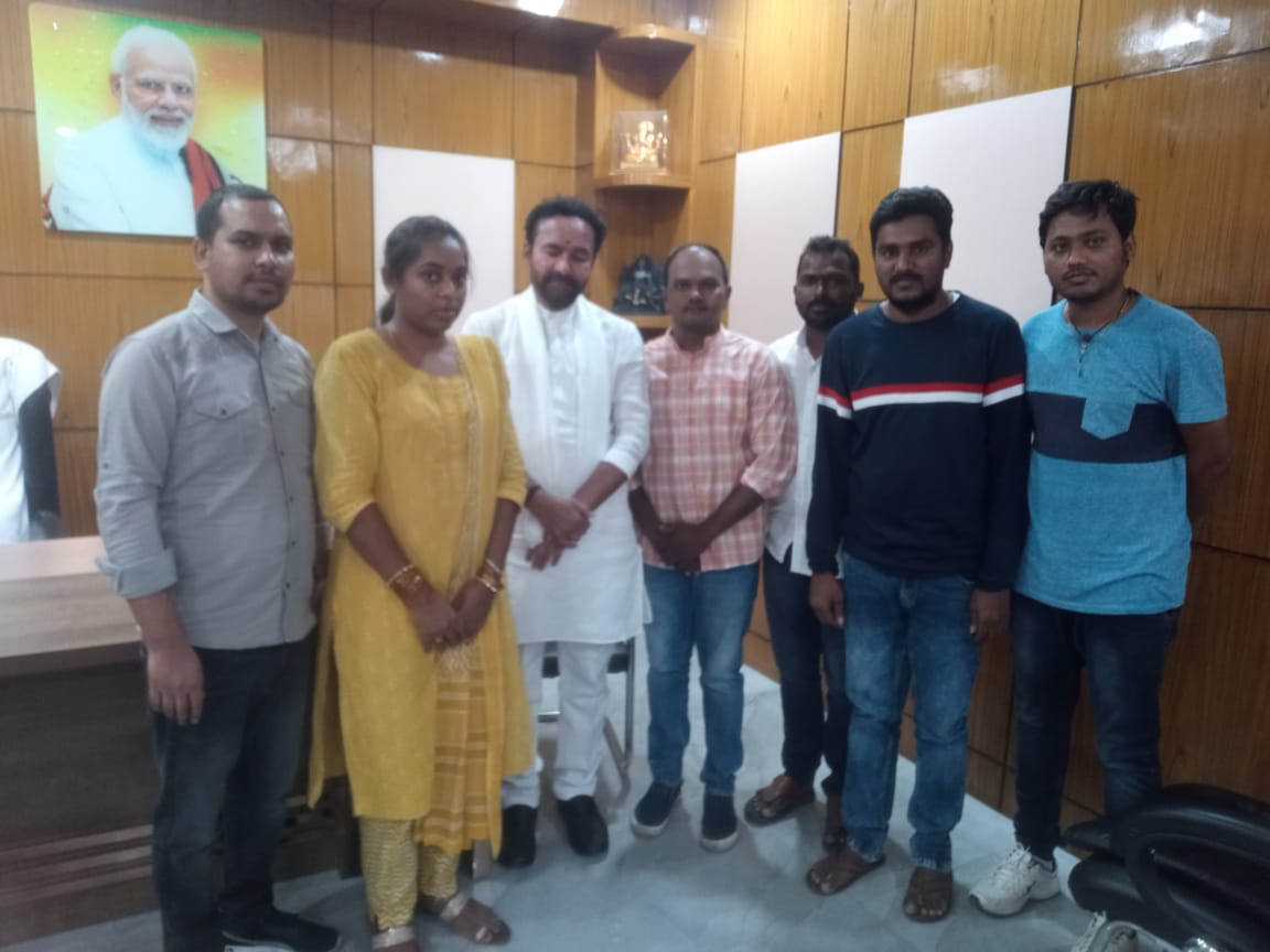 KalyanD43611769's tweet photo. We the team representing Telangana and AP have met our honourable tourism minister of India G.Kishan Reddy garu, yesterday. We are very much thankful to you for your time and consideration sir,🙏 We have detailed #SSC_CGL_1_JAN age reckoning issue. Expecting a positive response🙏 https://t.co/4AFJXHcD6y