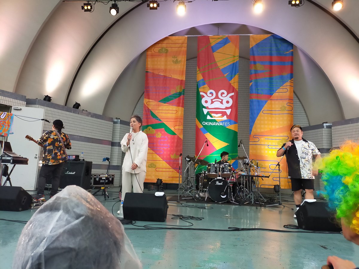 sI4atiW2hAOU48V's tweet photo. #ジャーバーボンズ #沖縄フェス #OKINAWAFES
金ちゃんねぎらーめんのＣＭでおなじみ
初ライブ、最前列、ノリノリの選曲が多い、振付けもいろいろある、踊りながら楽しめる、一体感を感じる
周りの観客も楽しそう！
YASU、TAKANOノリノリ、MC心がほっこり、志門の演奏はアクティブでグッド！5人なら… https://t.co/3rXmZAc8Nd