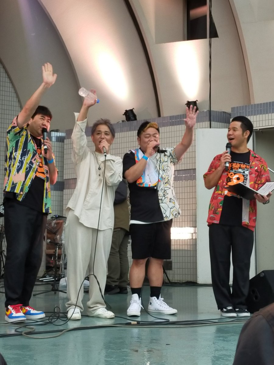sI4atiW2hAOU48V's tweet photo. #ジャーバーボンズ #沖縄フェス #OKINAWAFES
金ちゃんねぎらーめんのＣＭでおなじみ
初ライブ、最前列、ノリノリの選曲が多い、振付けもいろいろある、踊りながら楽しめる、一体感を感じる
周りの観客も楽しそう！
YASU、TAKANOノリノリ、MC心がほっこり、志門の演奏はアクティブでグッド！5人なら… https://t.co/3rXmZAc8Nd