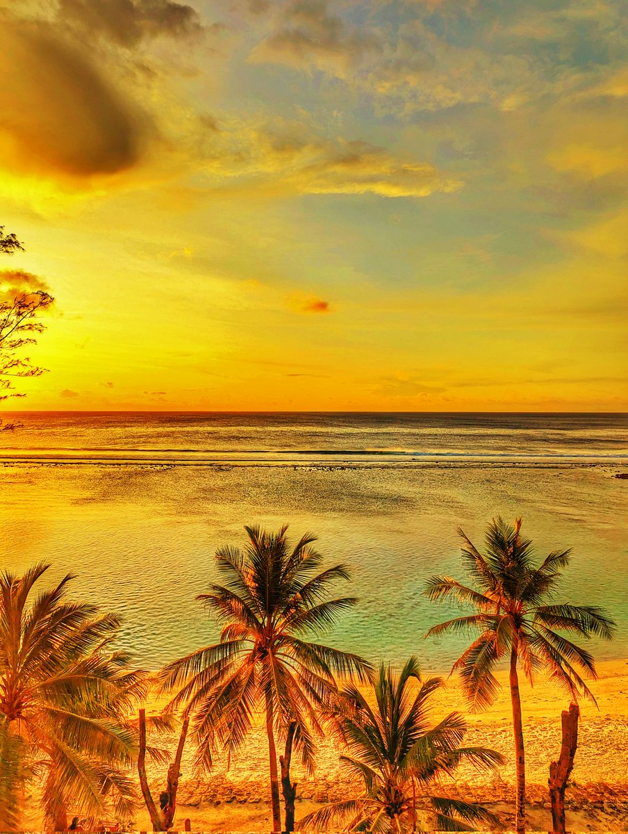 Sunrise in Gold 

Hulhumalé, Maldives

#TeamPixel #SeenOnPixel #yourshotphotographer
