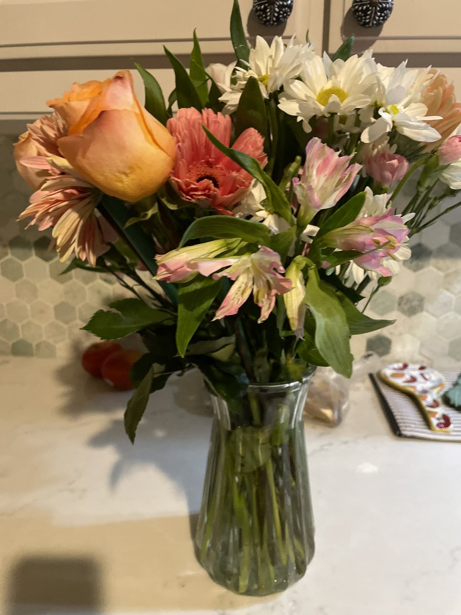 TDuncan_Diff's tweet photo. @1800flowershelp My kids ordered photo 1 for Mothers Day and what was delivered are the other pictures https://t.co/ORdX6Unf6C