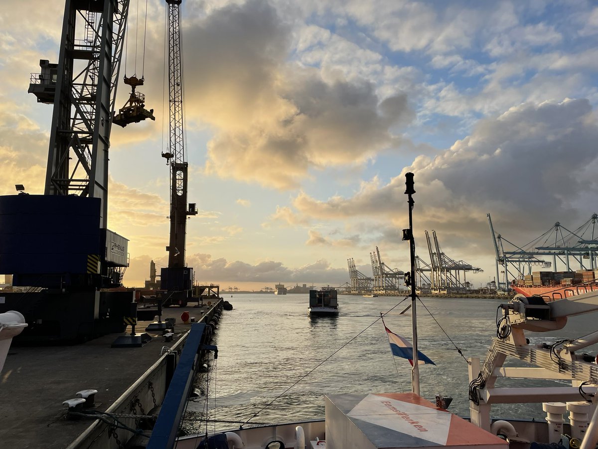 lotsman_jan's tweet photo. Good morning!
Looks like a painting
Hollandse luchten in de haven!
Enjoy your day!
#port #portofrotterdam #loodswezen #amasus #Europahaven #rhenus #krve
#maritimepilots #maritimephotos #maritime #hollandseluchten #haven https://t.co/n28tQdl3YP
