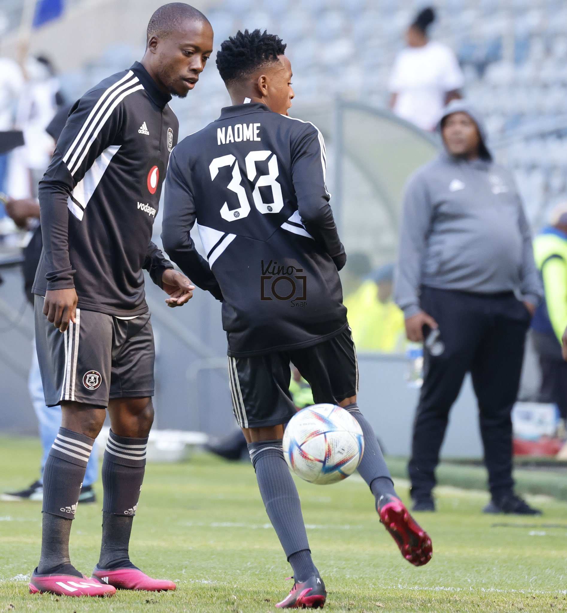 Vino Snap 🇿🇦 on X: When Orlando Pirates players rocked up for warm up  with Special Customised Kit with the names of their Mothers   / X
