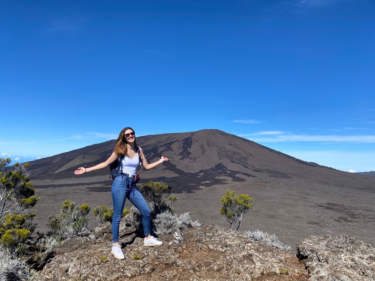 Proud to have presented my research on #SyntheticApertureSonar at @GeoHab23 in front of such a supportive community 🐠🌍 And the field trip to the #PitonDeLaFournaise 🌋 made me a happy geologist 😍