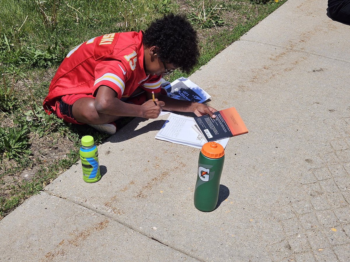 Fresh air and amazing weather. Took our LA class outside today! #summerweather #readingisfun #litcircles @HawthornMSS @District_73 @Ms_Eiter