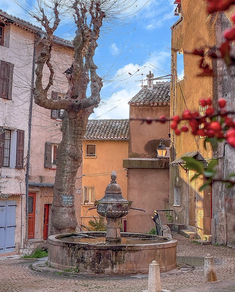 LavergneEugenie's tweet photo. [ #Flayosc | #Dracénie ]
Le charme des #villages varois
.
#lavergneeugenie #vartourisme #sodracenie #visitfrance #vartourisme #explorefrance #southoffrance #provence #provencefrance #visitvar #francemagique #francetourisme #cotedazur @VisitVar @SouthofFrance @otdracenie @dracenie https://t.co/cemo9j9GXB