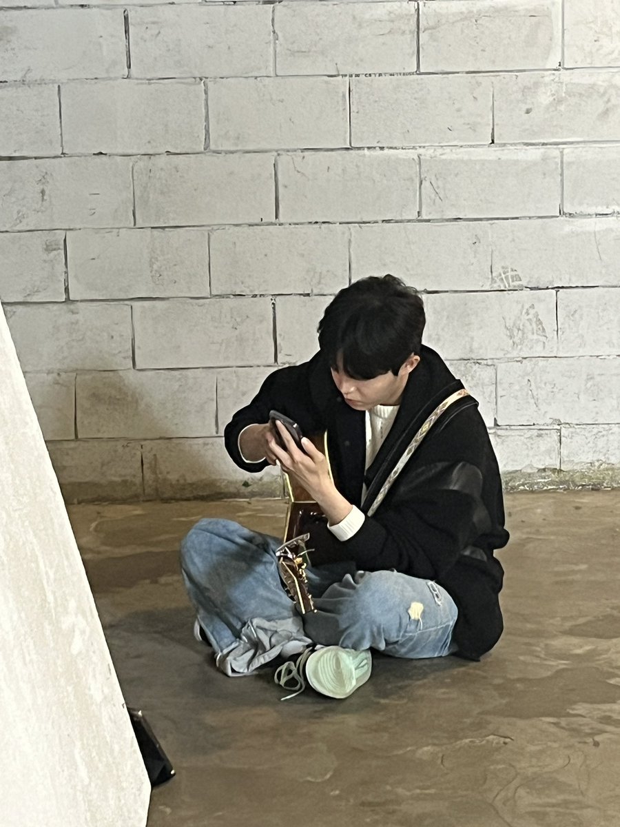 KJH_officialtwt's tweet photo. [#여기보째용📸]
 
오천만 윈드가 사랑한
만인의 첫사랑남🥇
 
기타 메고 앉아있을 뿐인데
이게 이렇게나 좋을 일인가..?
당연함. 상대가 김재환임.
 
#김재환 #KIMJAEHWAN https://t.co/FfHt2VCIGz