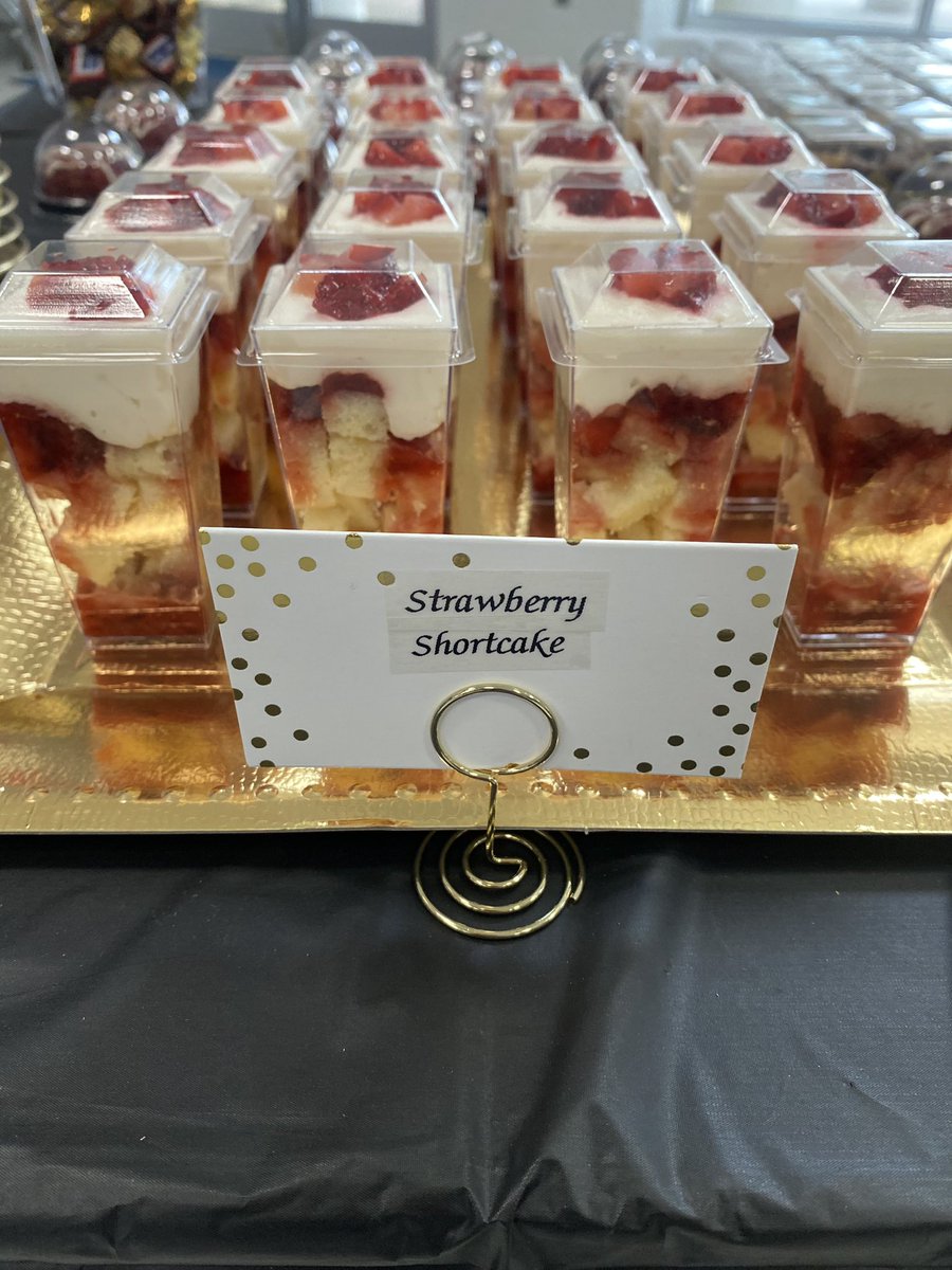 Miss_Rob_80's tweet photo. @BabykakesLgm is an approved vendor in CFISD. If you need, the MOST DELICIOUS baby cakes, brownies and more. Reach out and get ordering today. https://t.co/3FG68p5EKX