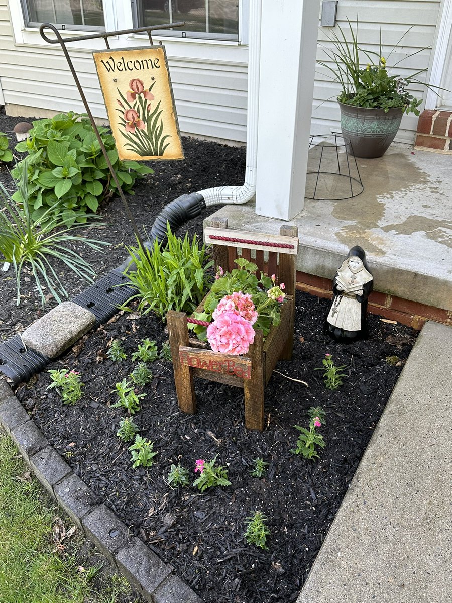 ActuallyLET's tweet image. Been busy with the Gardens du Nerd lately. Dirt therapy is always a good thing.