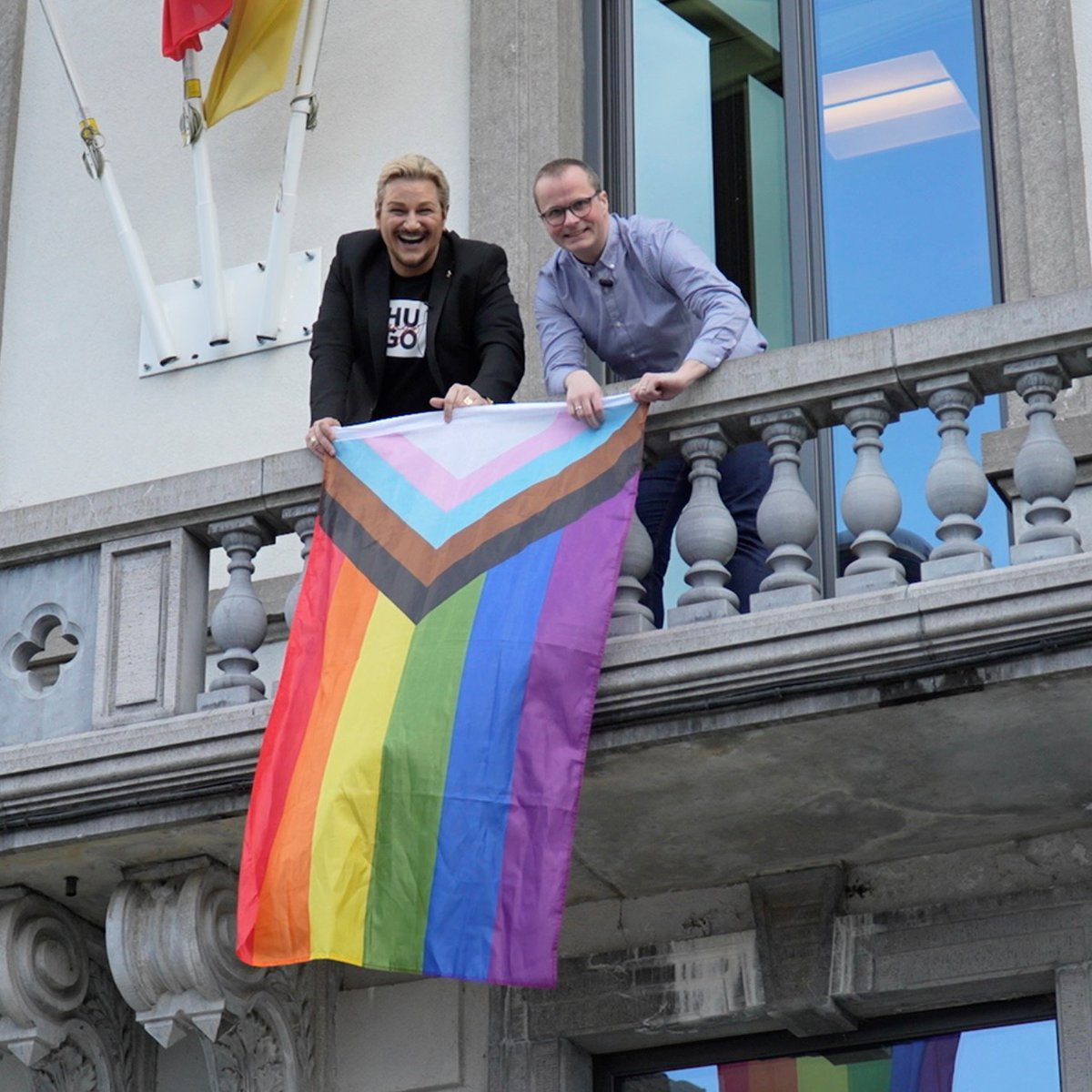 maximedaye's tweet photo. 🏳️‍🌈 Le 17 mai, c'est la journée mondiale contre l'homophobie et la transphobie. Chaque année, nous posons le drapeau arc-en-ciel en signe de tolérance sur le balcon de l'Hôtel de Ville @Braine_le_Comte 
#17mai #tolerance #brainelecomte https://t.co/biG70W5KR5