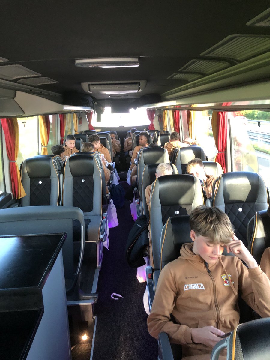 Onderweg naar Denemarken 🇩🇰, waar we gaan deelnemen aan de #Norhalnecup Vijf dagen als team bij elkaar. Nieuwe ervaringen opdoen in een vreemde omgeving. Het motto: plezier als basis voor ontwikkeling! #GoAhead #spelersbus