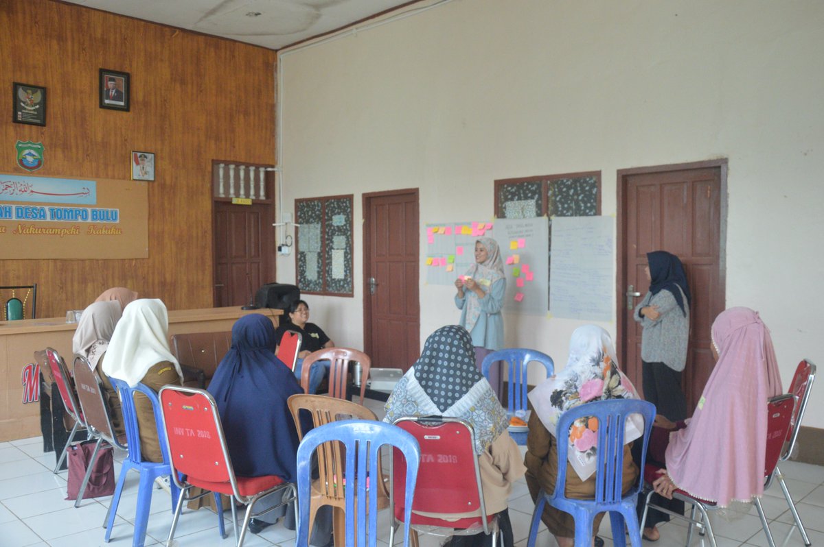 forstsociety's tweet photo. After the classroom sessions on how to conduct FGDs, the researchers went to the Tompobulu village to do the simulation on the FGDs and Household survey directly with the locals of Tompobulu village..
#ExploreProject #FairFrontiers https://t.co/jKUFFceXXL