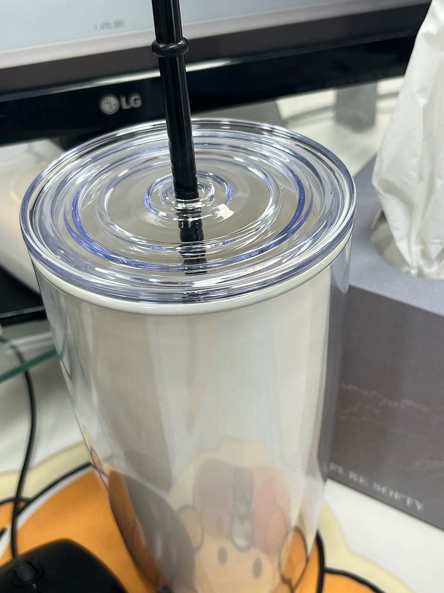 TlCf0's tweet image. #마오마오환경챌린지 #MMDB 
사실 저두 영화보고 텀블러 쓰던게 생각나서..! 
회사에 가져와서 쓰는중이에요 🌎🥤 
마오마오 나 잘햇지•• 칭찬해줘••