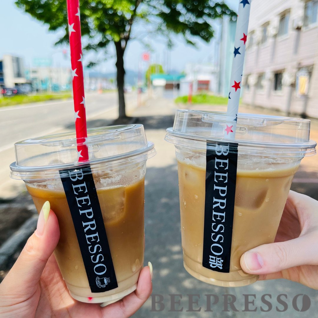 BEEPRESSO's tweet photo. 今日はどこも真夏日ですね！
きちんと水分補給してますか？
BEEPRESSO部は食後のお散歩です🚶
カップを可愛くしてみました♪
エネルギーチャージじゃなくてカロリーチャージ。
…ಇ…………………………………………
#カフェラテ #beepresso #BEEPRESSOPIAZZA #BEEPRESSOAvanzato #BEEPRESSO部 https://t.co/n7uplS7g3k
