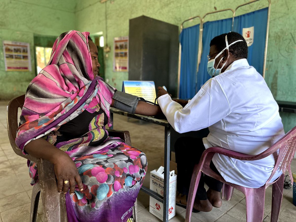 Save the Children distributes hygiene kits to displaced people in gathering points in #AlGezira state, 50 miles south of Khartoum. A mobile clinic to provide #Health services and playful activities for children are also up and running. #SudanCrisis #SudanUpdate