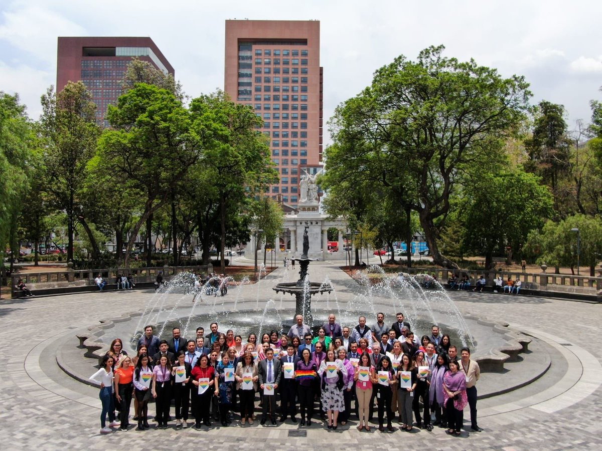 📌 La <a href="/SRE_mx/">Relaciones Exteriores</a>, a través de la Dirección General de Protección Consular y Planeación Estratégica, te recuerda que estés en donde estés, las embajadas, misiones y consulados de México en todo el mundo son #ZonaSegura🏳️‍🌈🏳️‍⚧️.

🇲🇽🤝🌎
#IDAHOBIT 
#IDAHOT