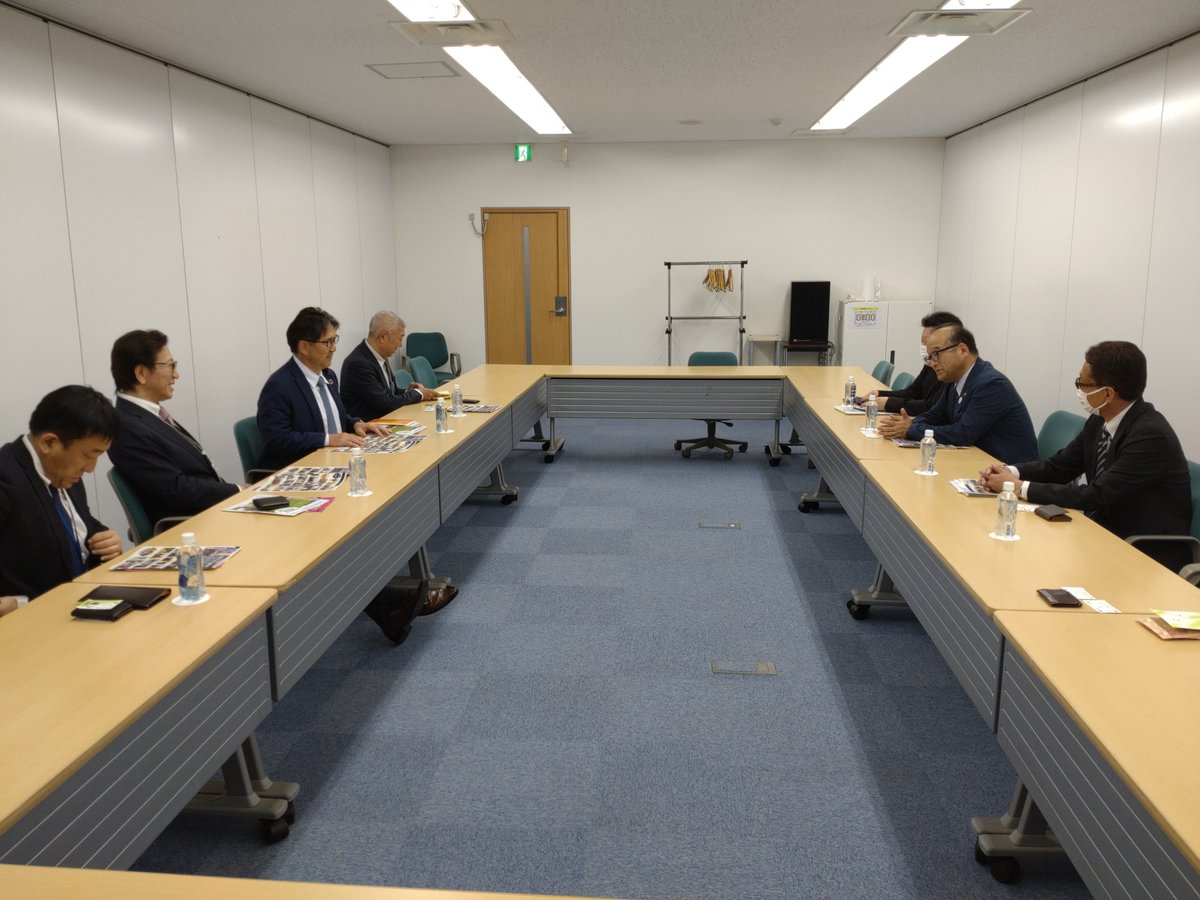 【㈱ミクニ本社 市長訪問】
5月15日、市内で二輪車・四輪車のエンジン用燃料供給装置等を製造する同社の生田代表取締役社長を訪問。昨年度市内で開催されたバイクイベントのパニガーレMTGや産業の課題に対する話題など貴重な情報交換を行い、新茶を手渡しました。
#菊川市 #ミクニ #パニガーレ