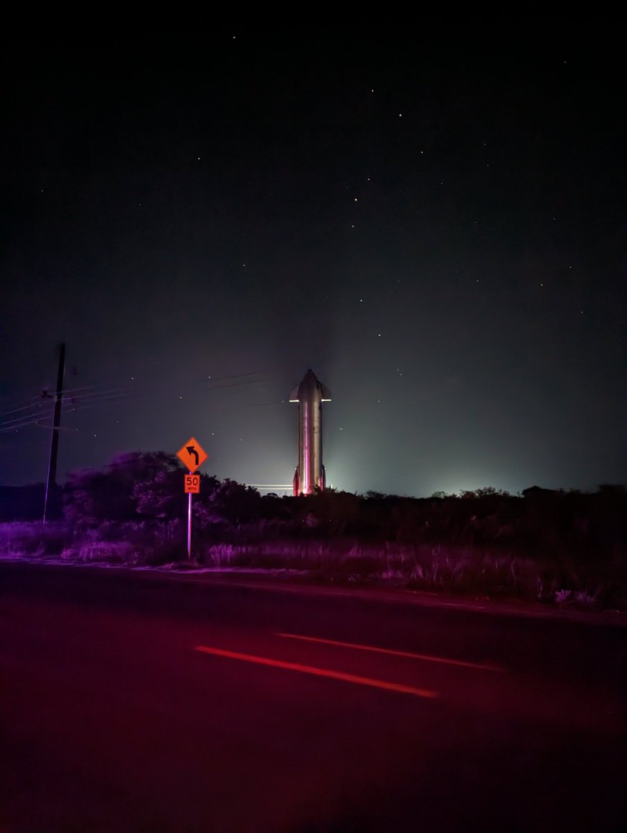 Starships at night, my delight. 

#SpaceX #Starship #Starbase