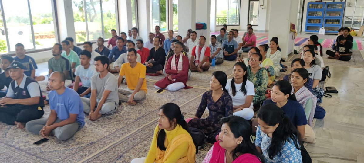 ArtofLiving's tweet photo. Art of Living has trained 100 farmers from Assam in Natural Farming, to  revive traditional agriculture practices. KAAC Ministers @TuliramRonghang CEM, Amarsing Tisso EM, Lunsing Teron EM, Ritesh Enghi EM met farmers during training. We thank the Govt of Assam for their support. https://t.co/MP7yFXXSHp