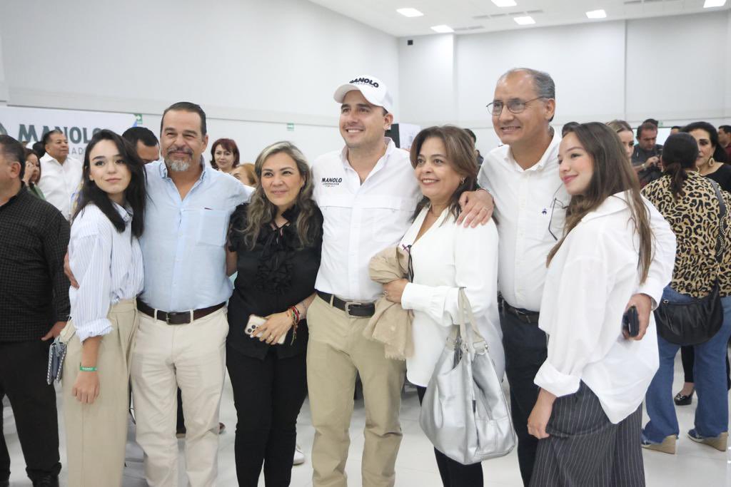 manolojim's tweet photo. Cerramos el día con un gran encuentro en #Torreón con l@s vecin@s de colonias del norte, Distrito Viñedos, colonias del oriente, San Isidro, Montebello, La Rosita, Torreón Jardin y el Fresno (1/2) https://t.co/KLAhvnMOjR