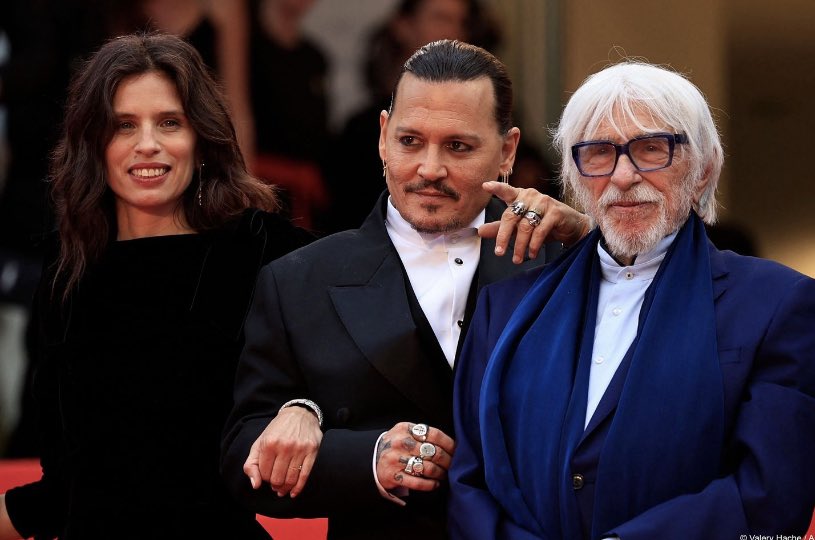 CecileGauffriau's tweet image. Les tabloïds et autre presse à scandale qui annonçaient @PierreRichardPR mourant, découvrent sa maladie : il est atteint du syndrôme de Benjamin Button. Il est ainsi pressenti pour être le nouveau James Bond ! 
Ça c’est de l’info mon cher  #PierreRichard 😘
#CinephileLeWeekEnd 🎬