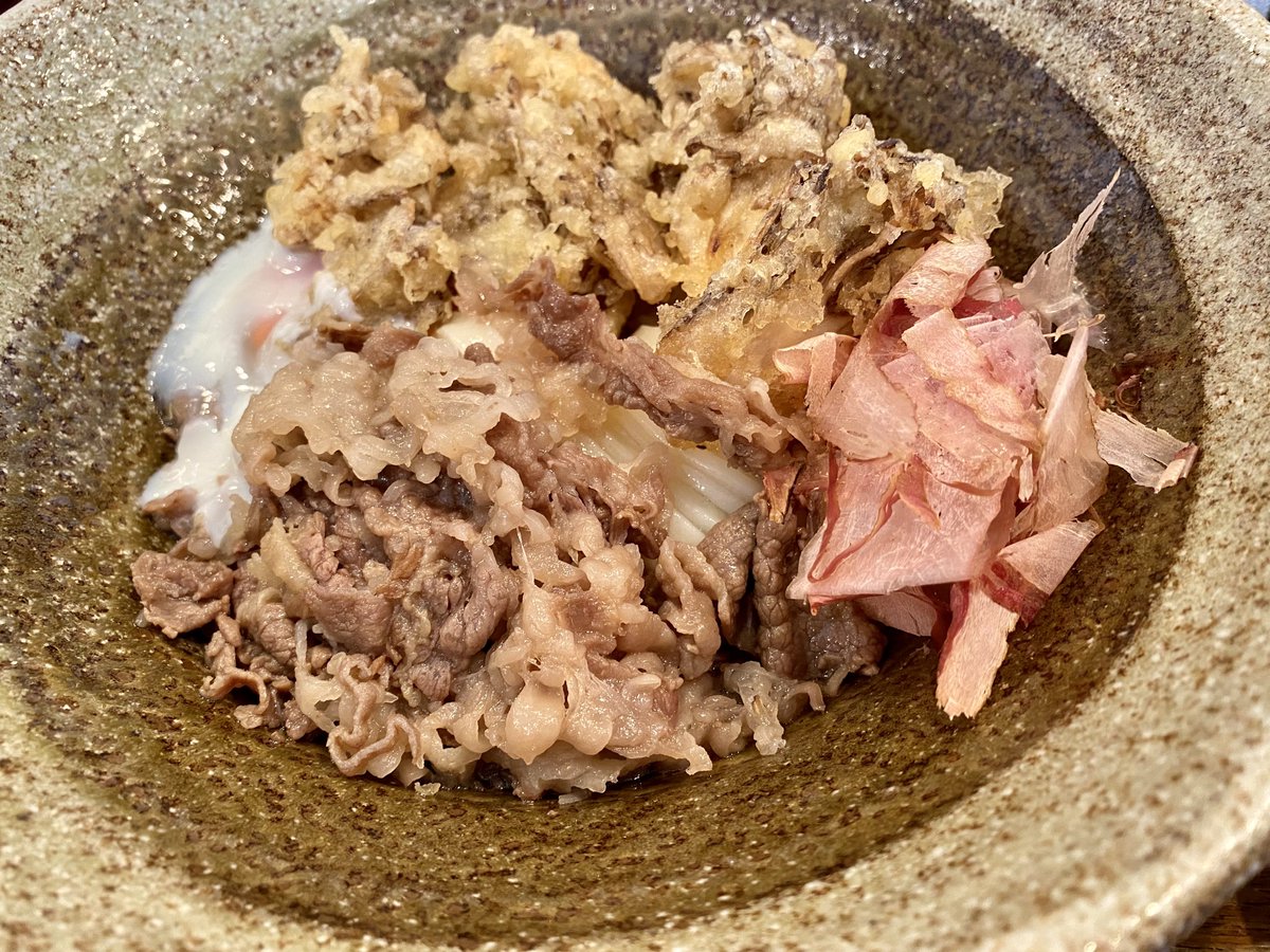 「映画の帰り、前から行きたかったうどん屋へ寄った 舞茸天温玉肉ぶっかけうどん めっ」|速水融次郎のイラスト