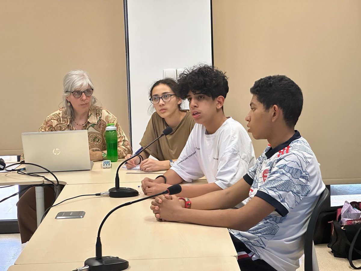 Dans le cadre de la semaine ADN Carbone 0, les éco-délégués de 3ème ont eu l'occasion de participer à une table ronde avec Mme Maëlle Nexer, une enseignante-chercheuse scientifique, et des éco-délégués de 3ème des lycées français à l’étranger.