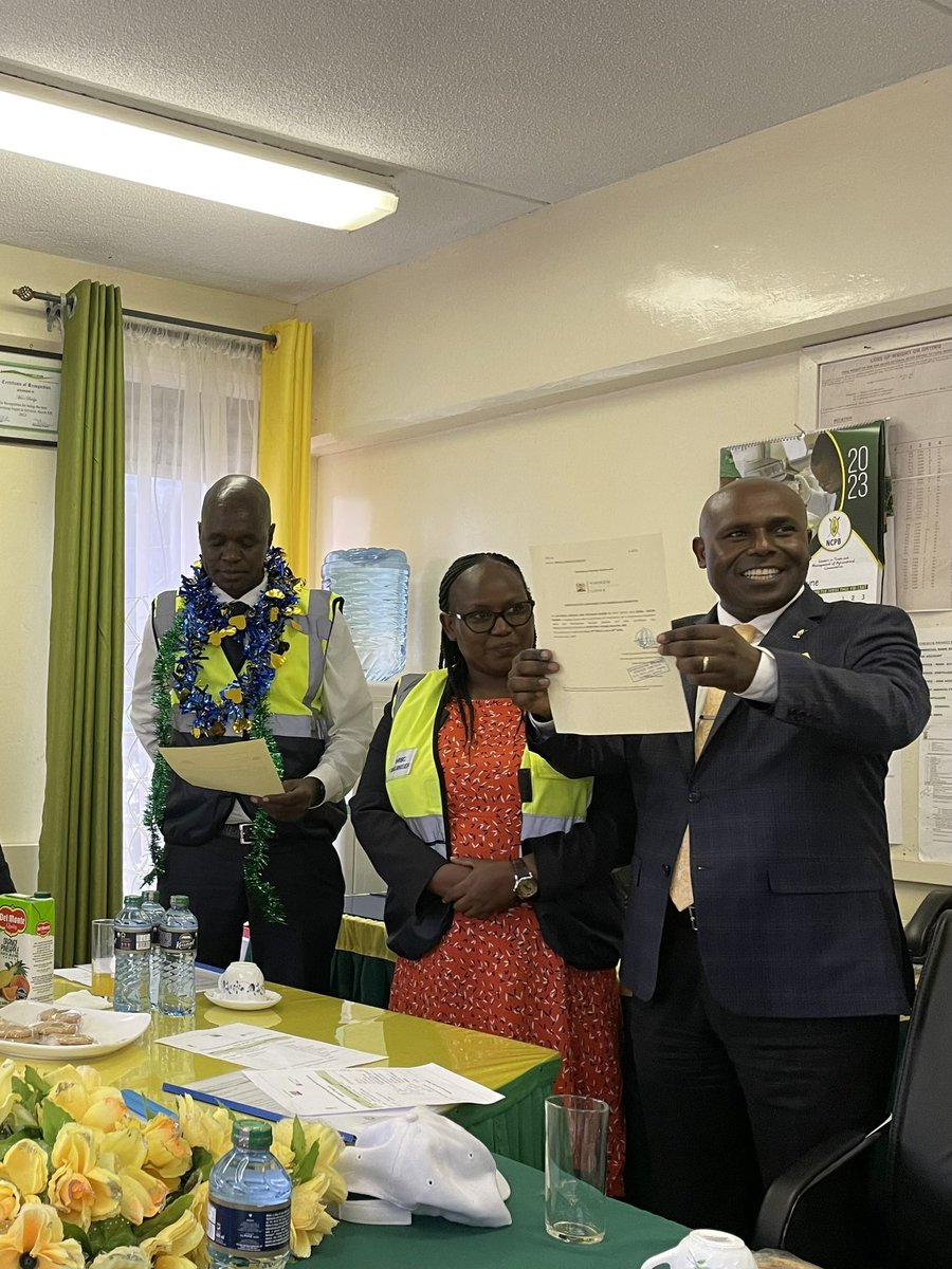 NLinKenya's tweet photo. The governor of @UGC_TheChampion and county govt reps joined the delegation to promote the Warehouse Receipts System (WRS). 🌽The @NCPB_KE warehouse in Moi’s Bridge was officially certified as well. 🧑‍🌾WRS helps improve market stabilty, food security and reduce post harvest loss. https://t.co/cLkBZqbo05