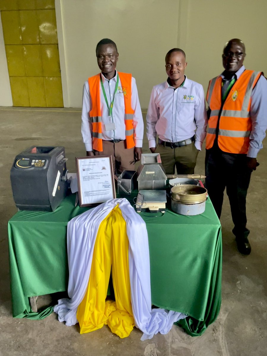 NLinKenya's tweet photo. The governor of @UGC_TheChampion and county govt reps joined the delegation to promote the Warehouse Receipts System (WRS). 🌽The @NCPB_KE warehouse in Moi’s Bridge was officially certified as well. 🧑‍🌾WRS helps improve market stabilty, food security and reduce post harvest loss. https://t.co/cLkBZqbo05