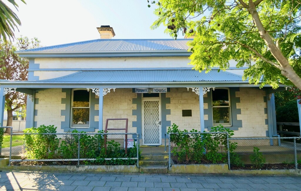 The house where Bob Hawke was born in 1929 in Bordertown, South Australia. He was the son of Arthur "Clem" Hawke, a Congregationalist minister. Now the house of this famous Australian sits idle. Ironically it used to be a Centrelink Office - Hawkie would… instagr.am/p/CsVSN3Jt_PG/