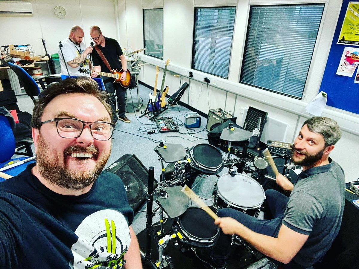 JustinYeahhhh's tweet photo. I went to a band practice last night 
I told them I couldn’t sing
Turns out I can sing certain songs 
#inaband #covers https://t.co/7jyWPYDIcp