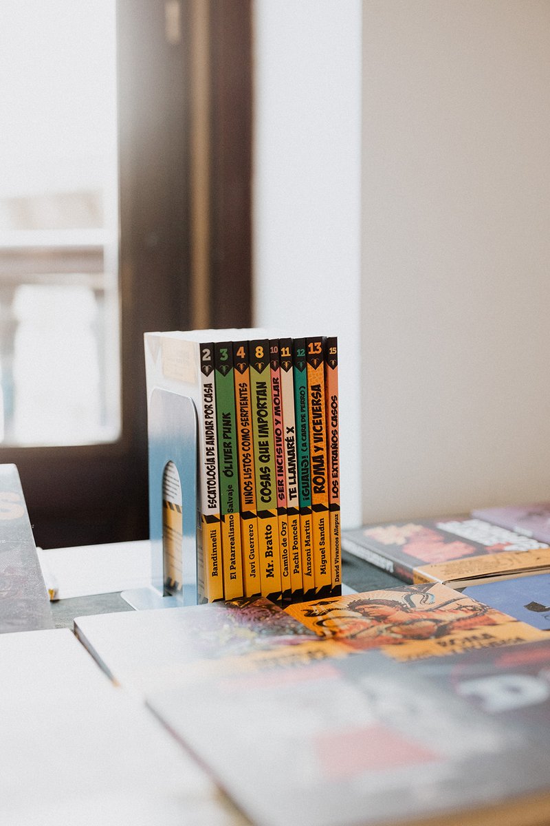 pezdeplata's tweet photo. Pez de Lata, Hoja de Plata. ¿Tenéis Tea Rooms? ¡Bah!
📷 @Begography en #Mercazoco 🖤
@HojadLata #oviedo #libros #hojadelata #hojadeplata #quetefolleunpez #pezdeplata https://t.co/Jso2oXq63k
