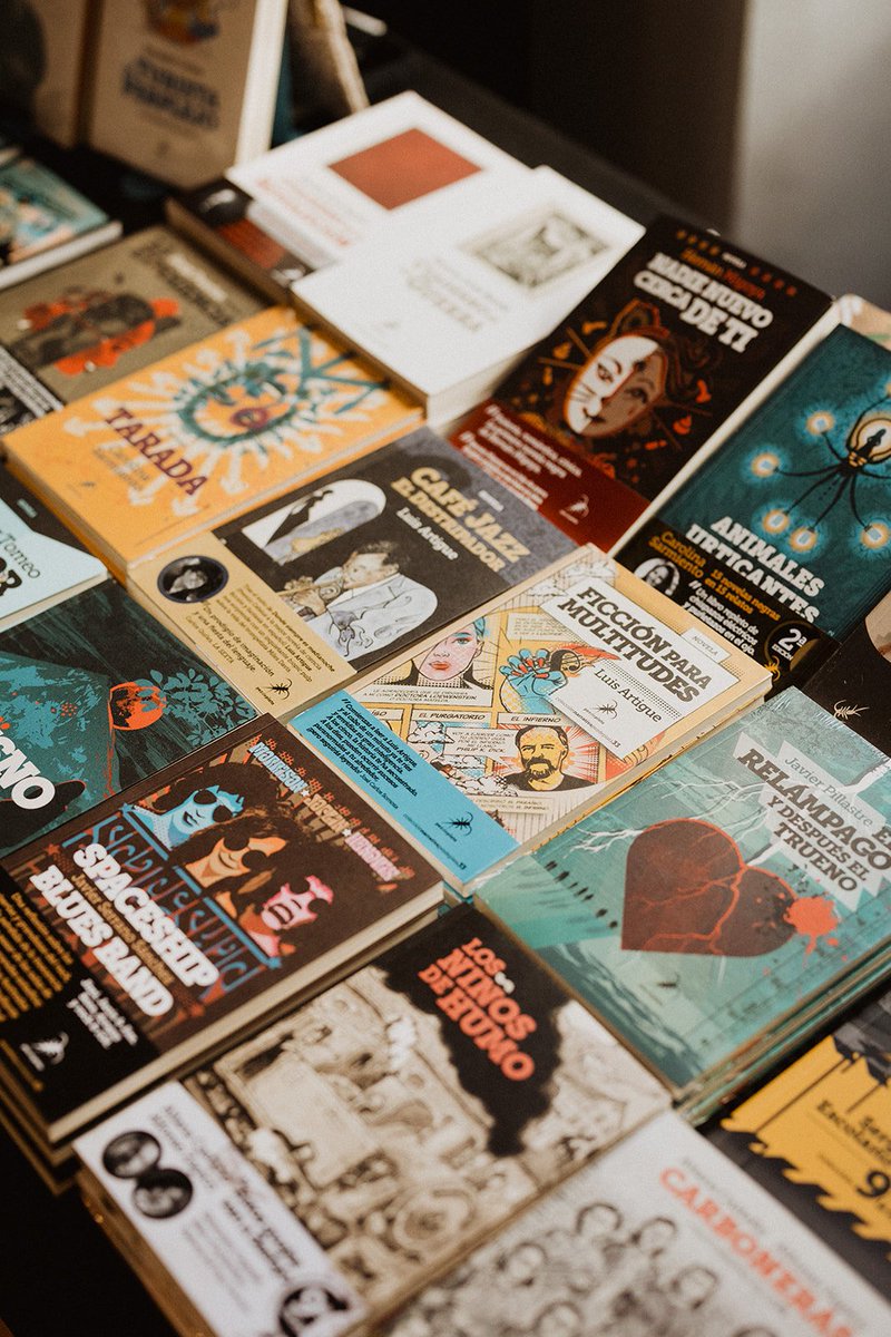 pezdeplata's tweet photo. Pez de Lata, Hoja de Plata. ¿Tenéis Tea Rooms? ¡Bah!
📷 @Begography en #Mercazoco 🖤
@HojadLata #oviedo #libros #hojadelata #hojadeplata #quetefolleunpez #pezdeplata https://t.co/Jso2oXq63k