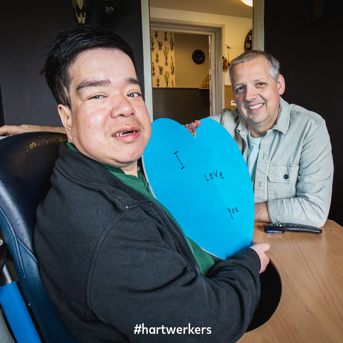 “Het mooie van Hung is dat hij me laat onthaasten en me leert de tijd te nemen.” Het vrijwilligerswerk met Hung houdt Richard een spiegel voor. “Ik heb ervaren hoe slecht toegankelijk de wereld is als je in een rolstoel zit. 

Lees het interview hier: fal.cn/hung