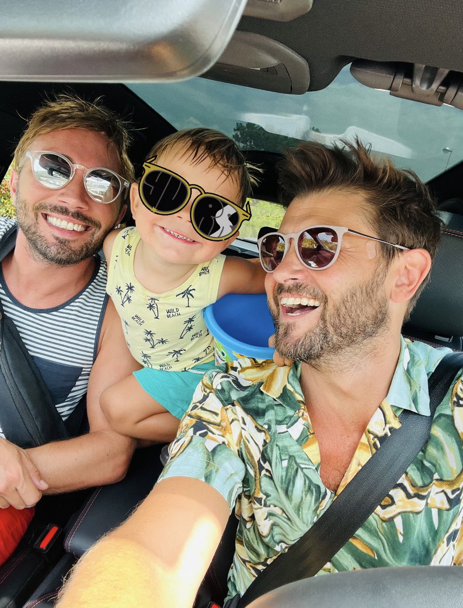 C’est aujourd’hui la #JourneeMondialecontreleslgbtphobies 
Alors je n’ai pas envie de vous parler des insultes, des humiliations, des agressions, du harcèlement… 
Non, j’ai juste envie de vous partager une image de notre famille. Aimons-nous, acceptez-nous. #LoveWins 🏳️‍🌈