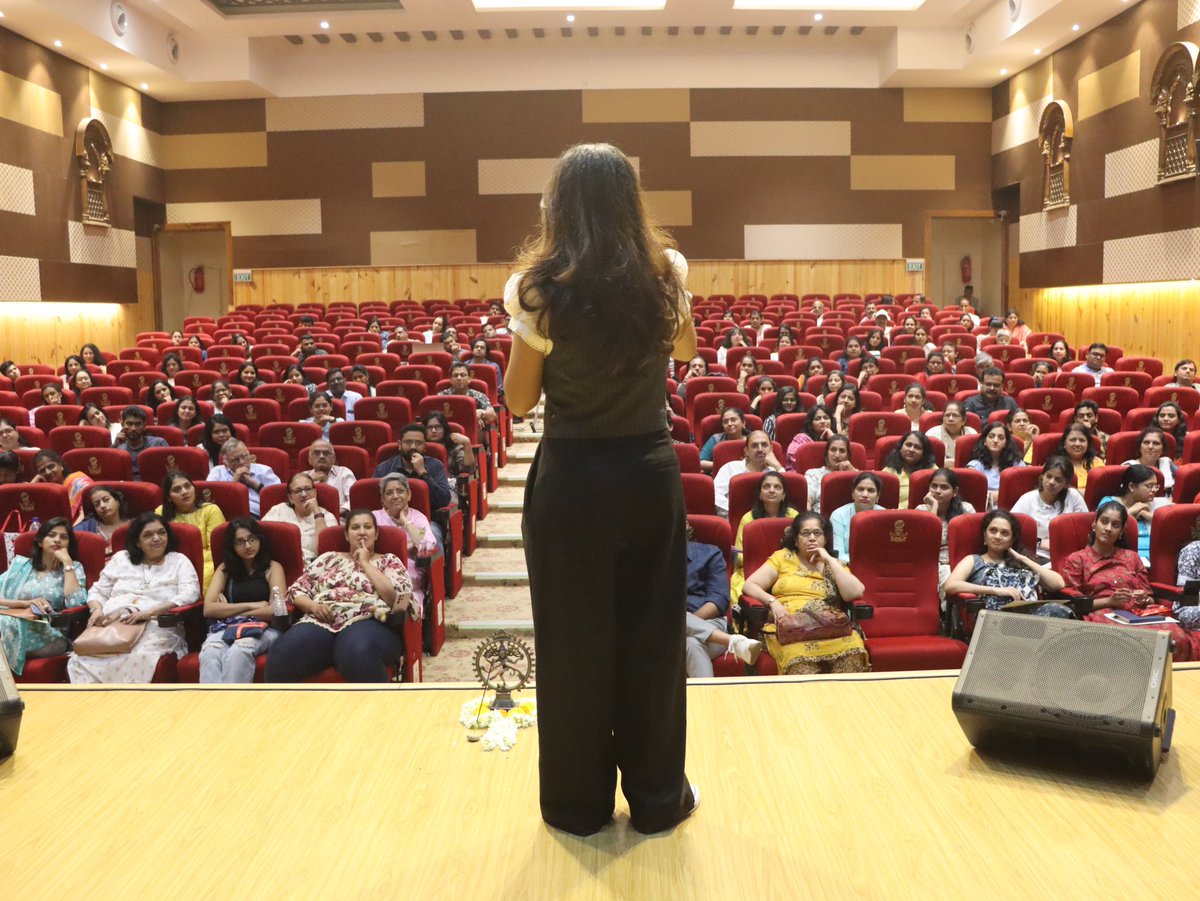 “आवाजांतून पात्र जिवंत करताना” या विषयावर, हुशार प्रेक्षकांबरोबर गप्पा मारताना मला आणि @sukirtgumaste ला लईच मजा आली. समोरच्याला आपल्याला उमगलेल्या प्रक्रियेला समजावून सांगताना, आपलाच सगळ्यांत जास्त अभ्यास होतो 😊 #voiceoverartist #urmilanimbalkar #athaangcontent