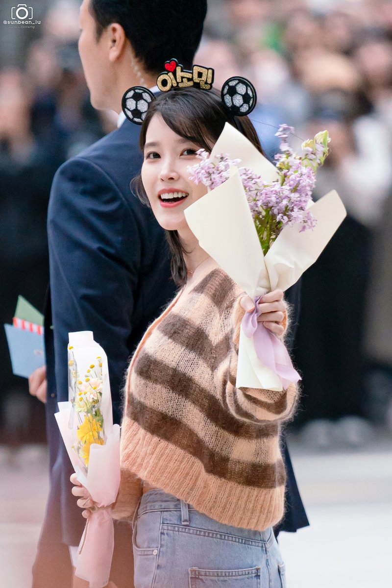 sunbean_iu's tweet photo. 230430 아이유 드림 개봉주 무대인사 영등포 롯데시네마 퇴근 by Sunbean

#IU #dlwlrma #아이유 #이지은 #이지금 #드림 #드림무대인사 https://t.co/QryLWHAiwa