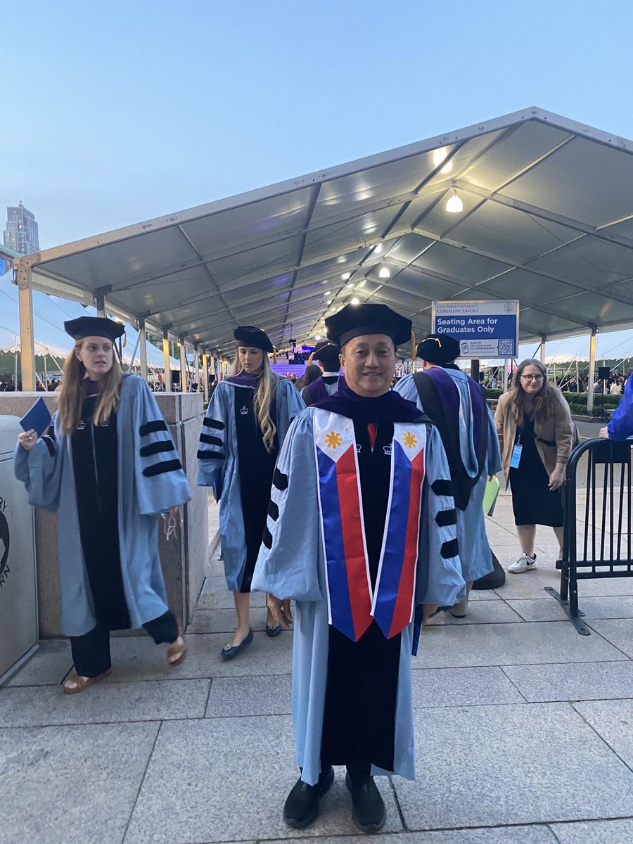 LOOK: Sen. Francis Tolentino receives his third Master of Laws degree from Columbia Law School in New York City Tuesday Filipino flag-inspired sash. 'Gusto kong ipakitang kaya ng kabataang Pilipino makamtan ang mga pangarap nila, education is a life-long process' @PhilippineStar