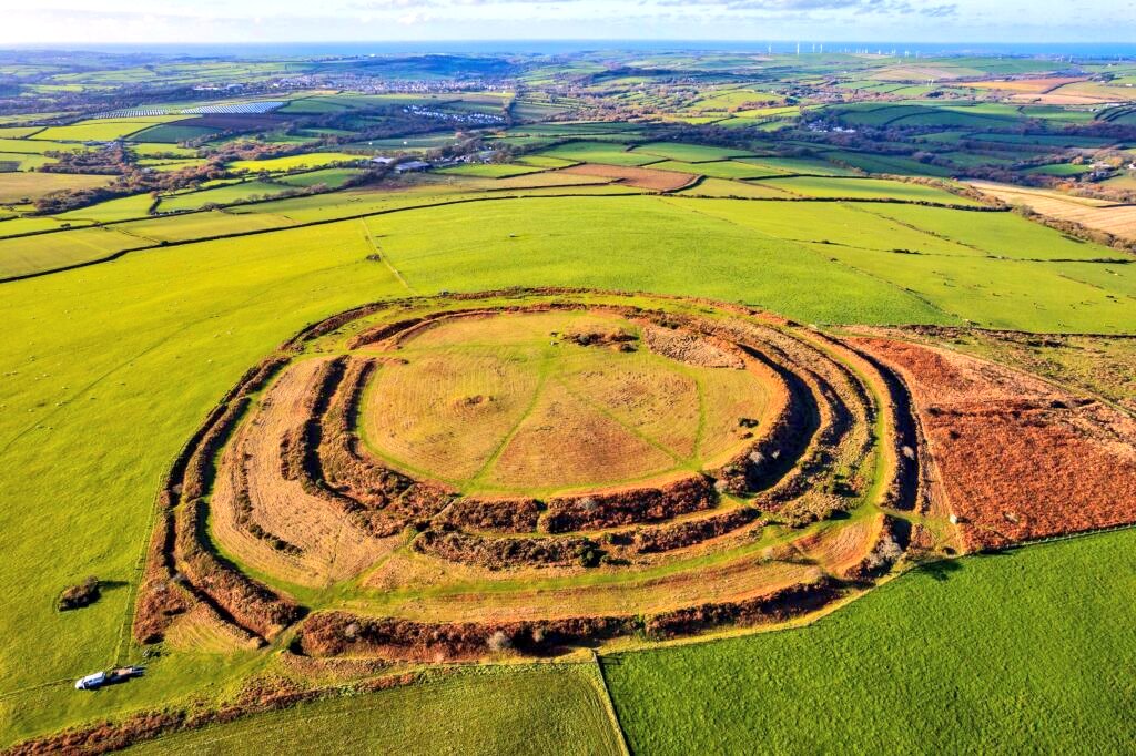 #HillfortsWednesday
Castle an Dinas at St Columb Major.  Dates from around the second and third centuries BC and consists of three ditch and rampart concentric rings, 850ft in diameter and standing 700ft above sea level. 
#Archaeology #History