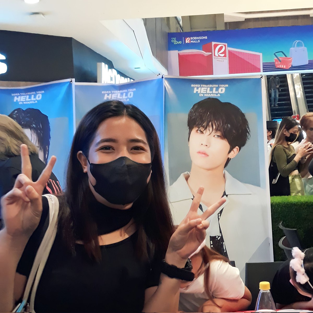 ririseo_'s tweet photo. My fav shots at #KOSMOS2023 
Naka ilang balik ako sa kpopconph booth kasi gusto ko talaga magpa pic sa tarp ni Jeongwoo bago ako umuwi, kaya ayun yumuko nalang sila ate 🤧

Thank you sa napakagwapong tarp @WeTeuMesPH 🤧🥰 https://t.co/mNjIffDzZk