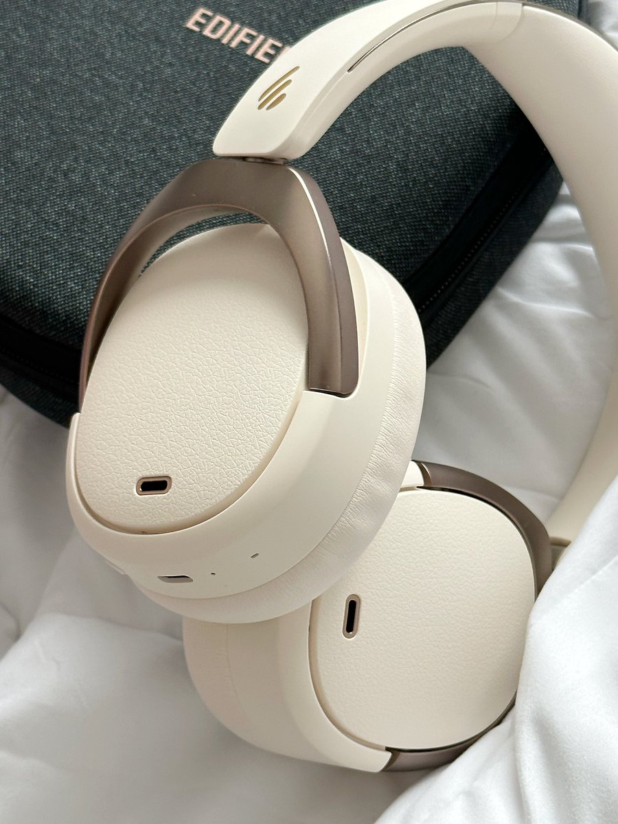 i_gubgibth's tweet photo. 🎧⌇หูฟัง edifier บอกเลยเป็นหูฟังที่เสียงดีมากก ชัดมาก ละคือตัดเสียงรบกวนด้วย คุ้มค่าคุ้มราคา ความดีไซน์ ความวัสดุคือแบบหรูหราสุด เลิชช แบบสวยยันเคส ใดใดความสี ivory คือละมุนมาก มีความ y2k เข้ากับทุกลุคเลย มีสีดำด้วย ชอบบบ ♡ https://t.co/wS2udab739
