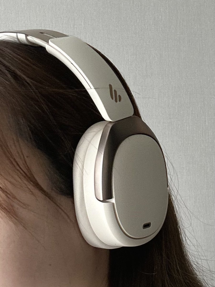 i_gubgibth's tweet photo. 🎧⌇หูฟัง edifier บอกเลยเป็นหูฟังที่เสียงดีมากก ชัดมาก ละคือตัดเสียงรบกวนด้วย คุ้มค่าคุ้มราคา ความดีไซน์ ความวัสดุคือแบบหรูหราสุด เลิชช แบบสวยยันเคส ใดใดความสี ivory คือละมุนมาก มีความ y2k เข้ากับทุกลุคเลย มีสีดำด้วย ชอบบบ ♡ https://t.co/wS2udab739