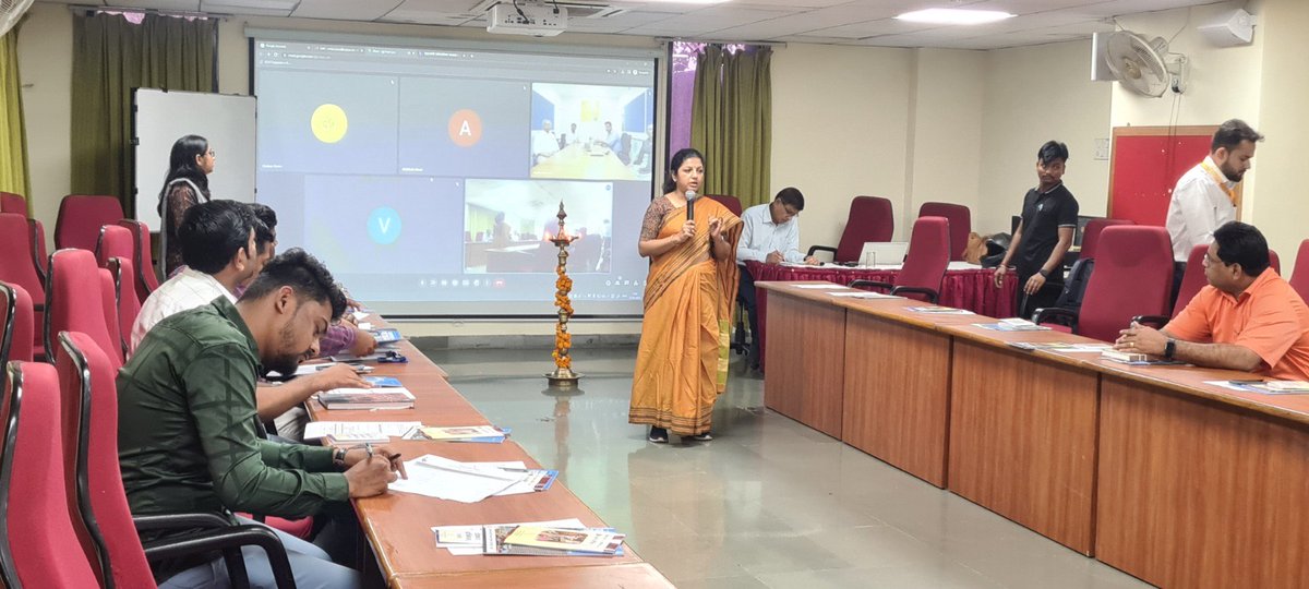 @divcommpun, YASHADA and CWAS jointly organized a two-day training workshop on "शहरव्यापी सर्वसमावेशक स्वच्छता"(CWIS) for all the ULBs from #Pune div. Chief officers and city coordinators were oriented on topics such as #FSSM, #Gender inclusivity and #Sanitation worker's safety.