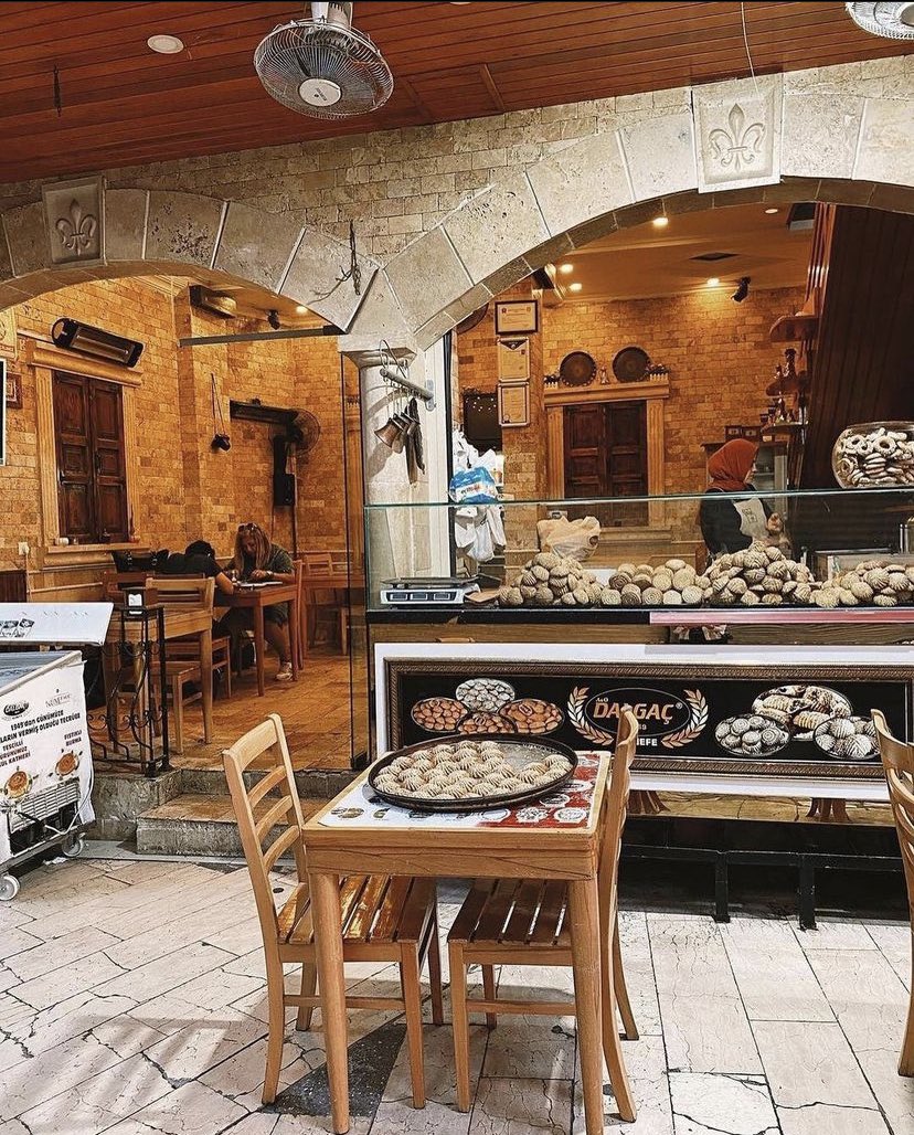 Belki en güzel simit değildi Antakya simidi ama kimyon ve tuzla yenilen tek simitti, bir simgeydi. 

Hatay belki en güzel şehir değildi ama bir ruhu vardı..