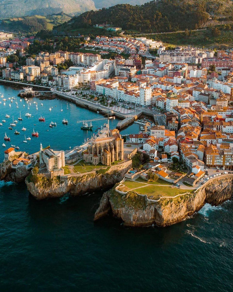 adriixmoon's tweet photo. mi pueblo entero es más bonito que el edificio ese https://t.co/2eBCMNln8V